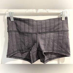 Lululemon mid rise align shorts 2’